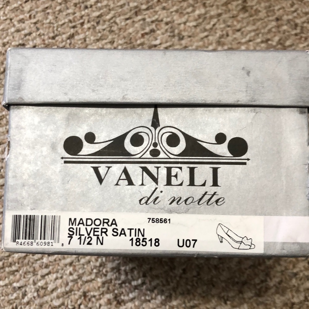 Vaneli Di Notte Madora Silver Satin Pump